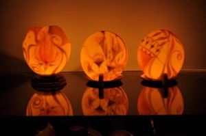 Straußeneikunst Biggi Hopp Lichtobjekte im Dunkel leuchtend